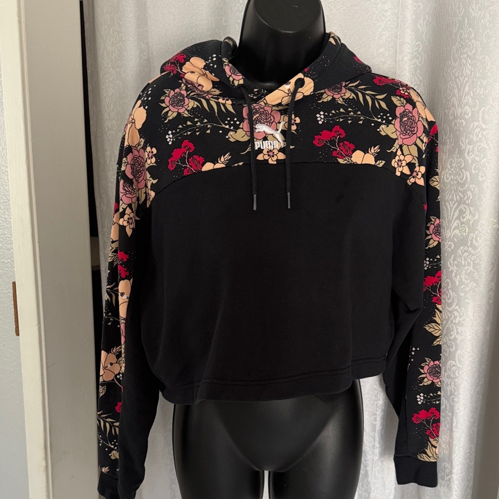 Puma Women's Black and Floral Cropped Hoodie Sz: S